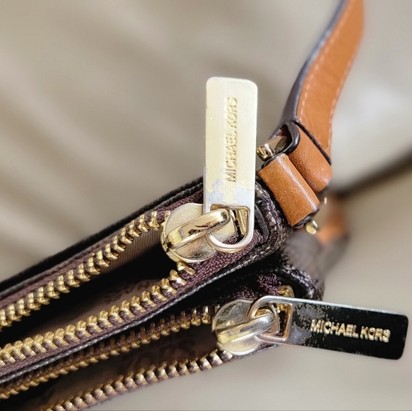 Michael Kors Leather Crossbody Bag MK with Built-in Wallet - Picture 7 of 7